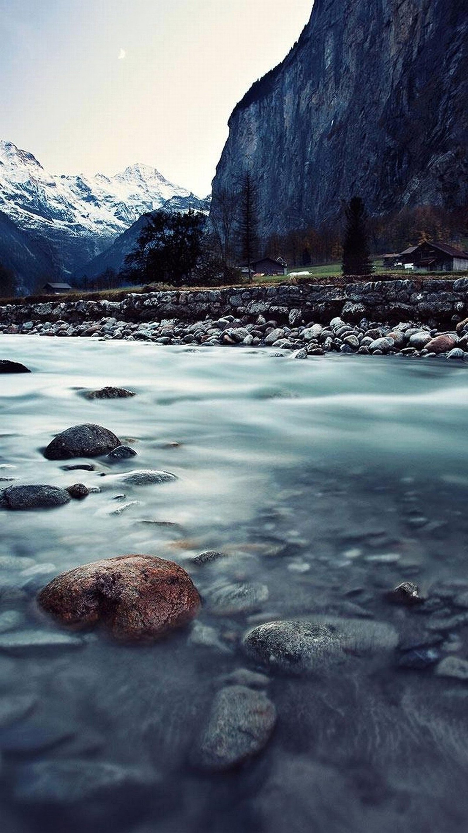 Ein fluss mit steinen und bergen im hintergrund (gewässer, natur, natürliche landschaft, wasser, berg)