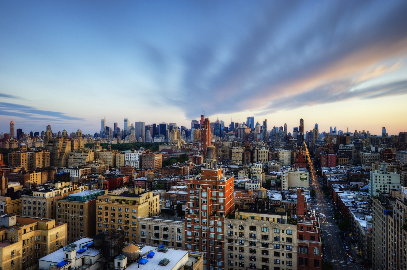 Vista aérea de um horizonte de cidade com alguns edifícios e alguns carros (skyline de manhattan, área urbana, cidade, paisagem urbana, metrópole)