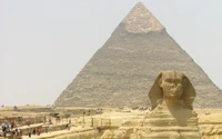 Grand Sphinx de Gizeh avec la Pyramide : Un monument historique de l'Égypte ancienne