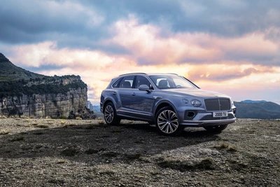 Роскошный внедорожник Bentley Bentayga V8 на фоне живописных гор