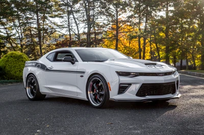 Элегантный белый Chevrolet Camaro суперкар с стильными дисками