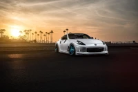 Impresionante coche deportivo Nissan 370Z contra un fondo de atardecer