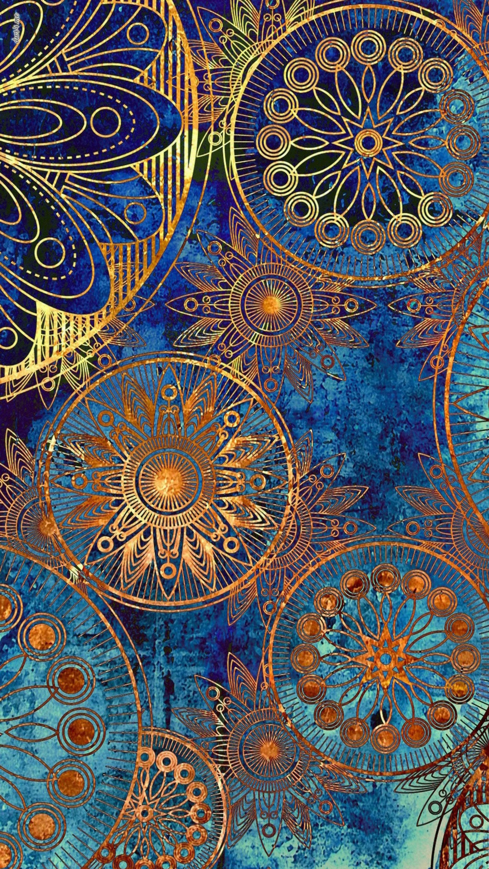 Um close de um fundo azul e dourado com um padrão (abstrato, boho, celestial, cigano, mandala)