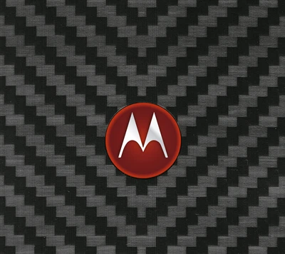 Motorola Razr I: Auffälliges Schwarz-Grau Carbon-Kevlar-Design mit ikonischem Logo