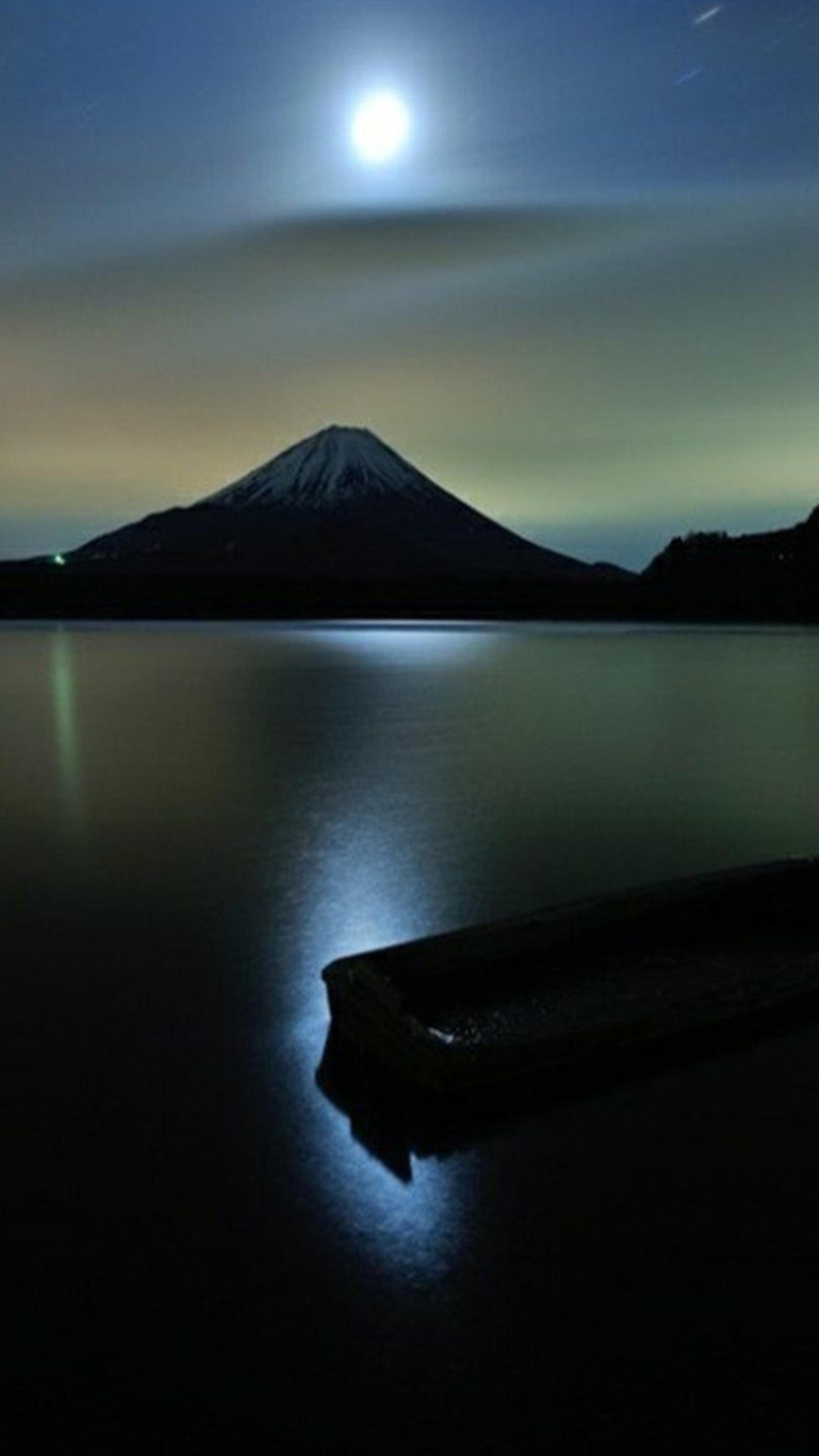 Montanha árabe ao longe com um lago e uma lua cheia (paisagem, romântico)