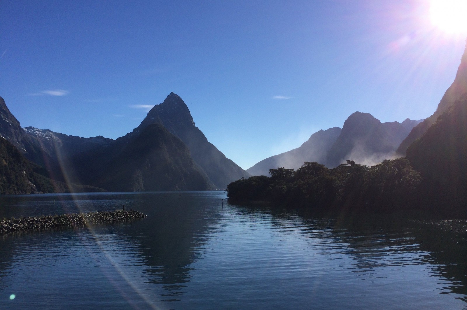 Вид на озеро с горами на заднем плане (милфорд саунд, milford sound, фьорд, гора, природа)