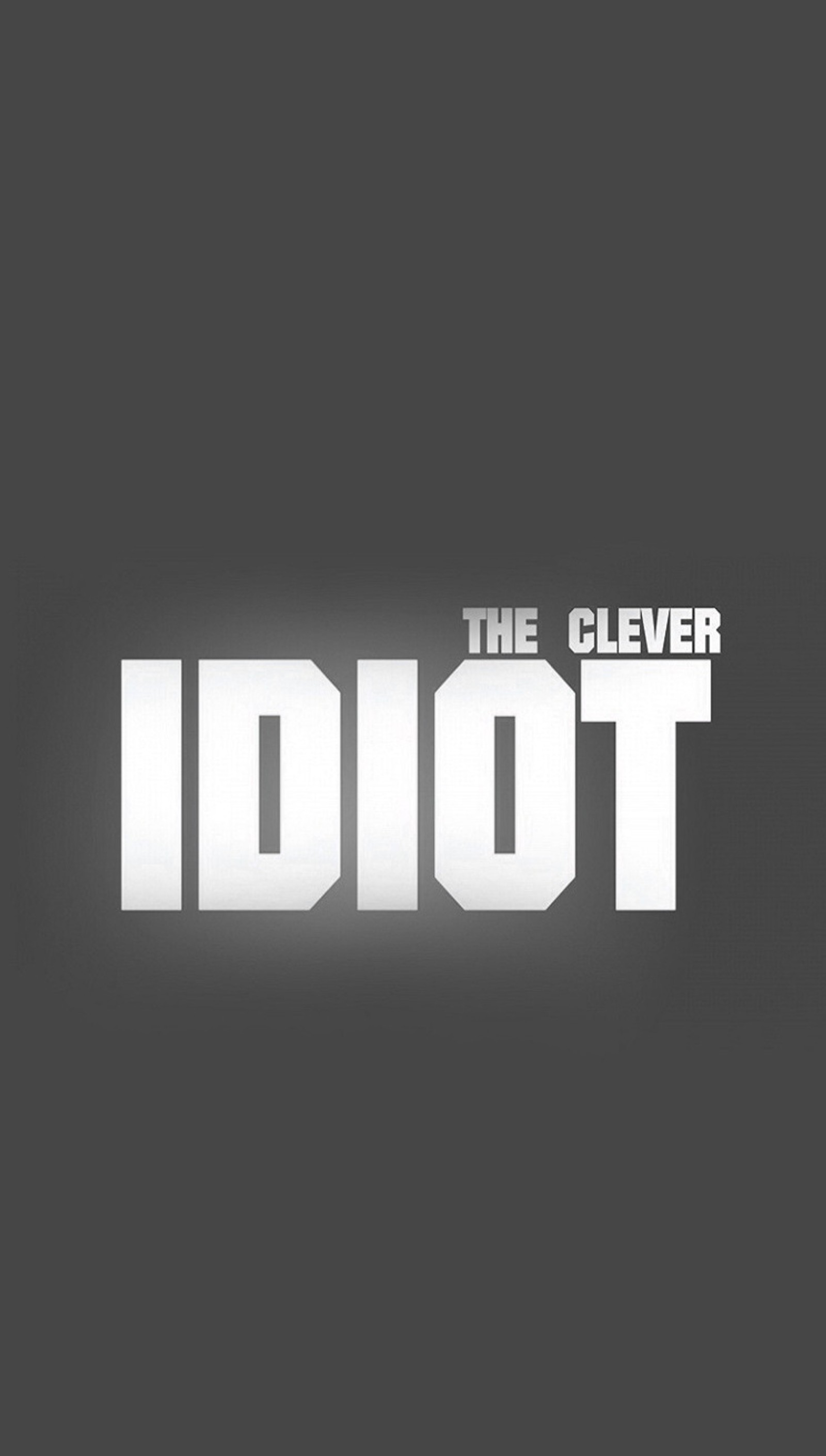 Eine nahaufnahme eines schwarz-weißen logos mit dem wort idiot. (clever, idiot, zeichen, test, wörter)