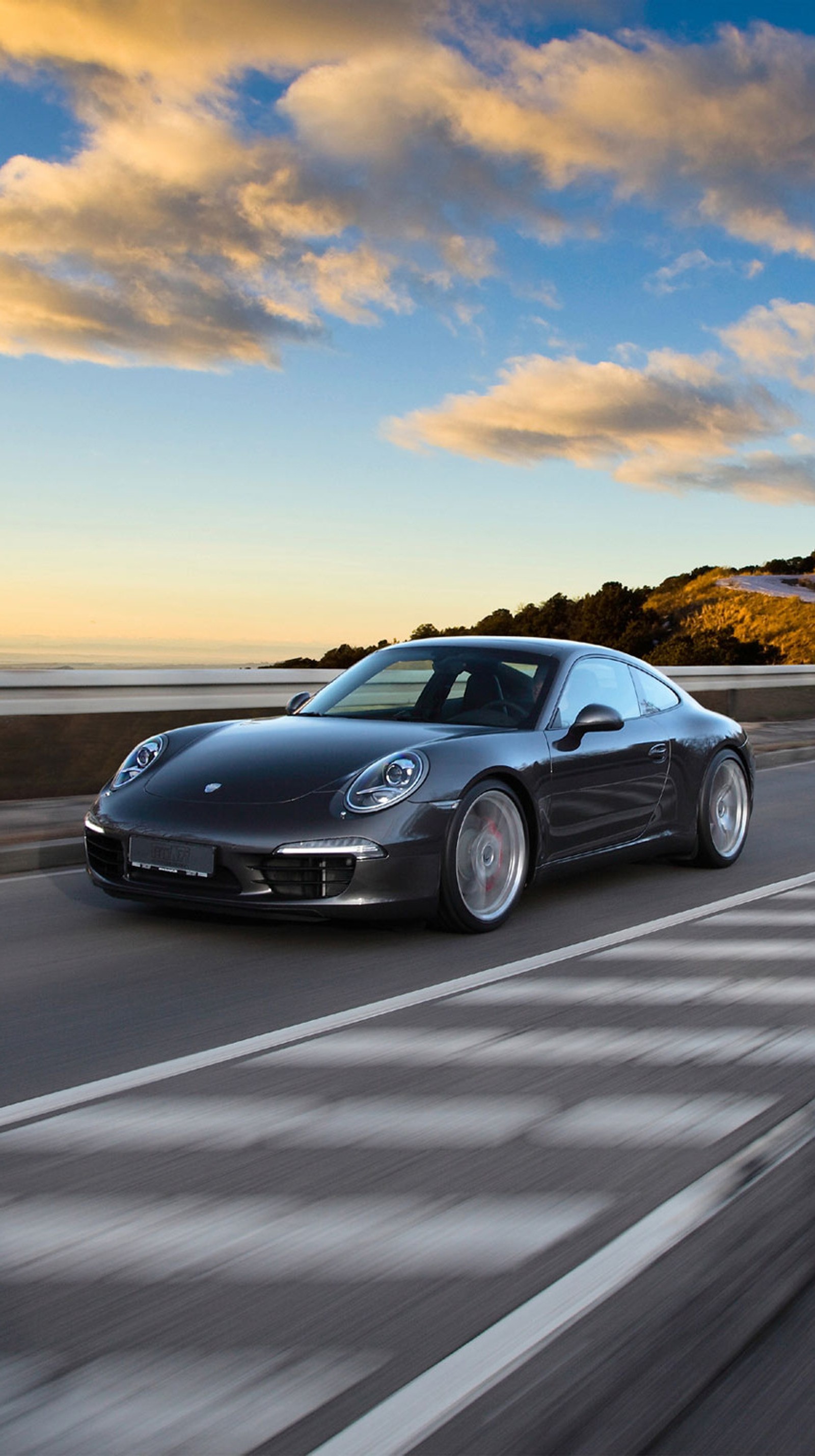 Vista aérea de un coche deportivo negro conduciendo por una carretera (carrera, porsche)