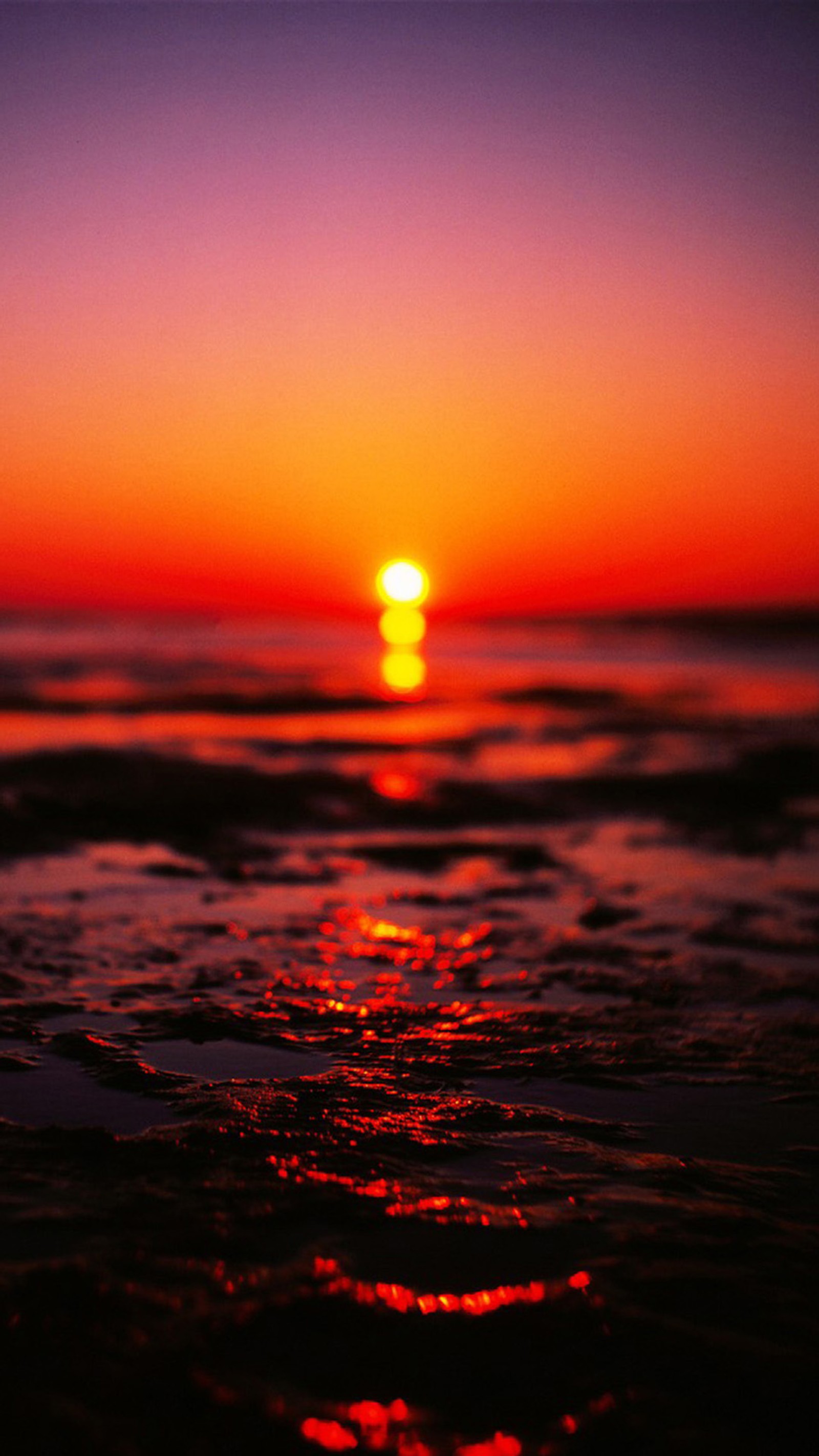 Atardecer sobre el océano con un brillante sol naranja (hermoso atardecer, hd, naturaleza, agradable, mar)