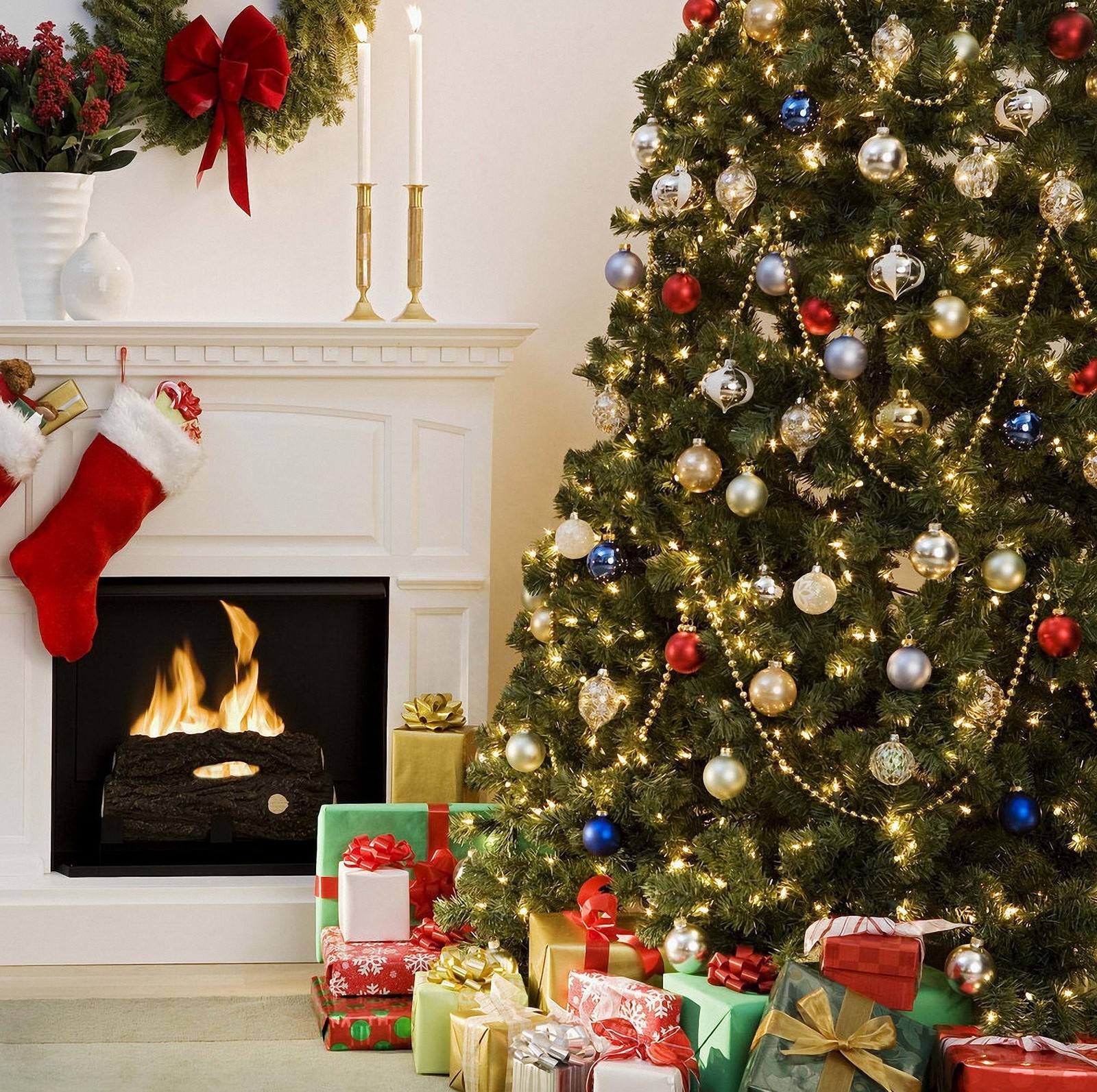 Árbol de navidad de jirafa con regalos y una chimenea en una sala de estar (navidad, festivo, alegre)