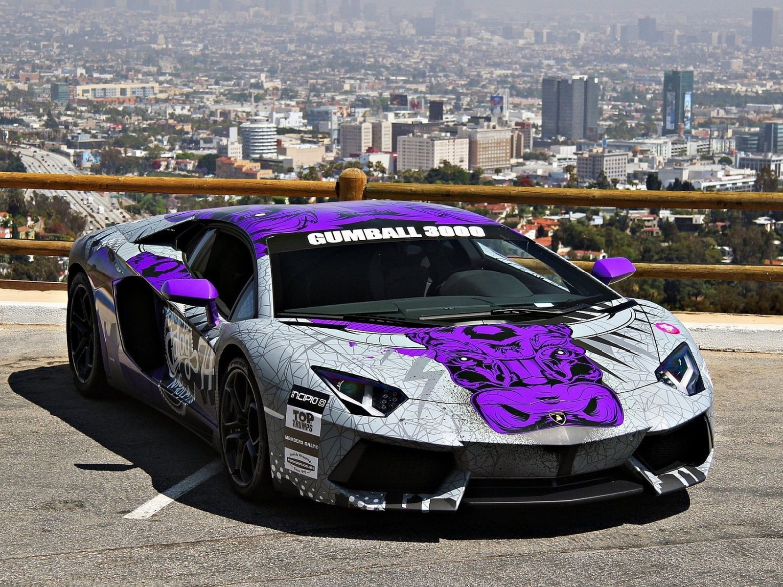 Un primer plano de un coche deportivo negro y morado estacionado en un aparcamiento (coche, gumball lamborghini, vehículo)