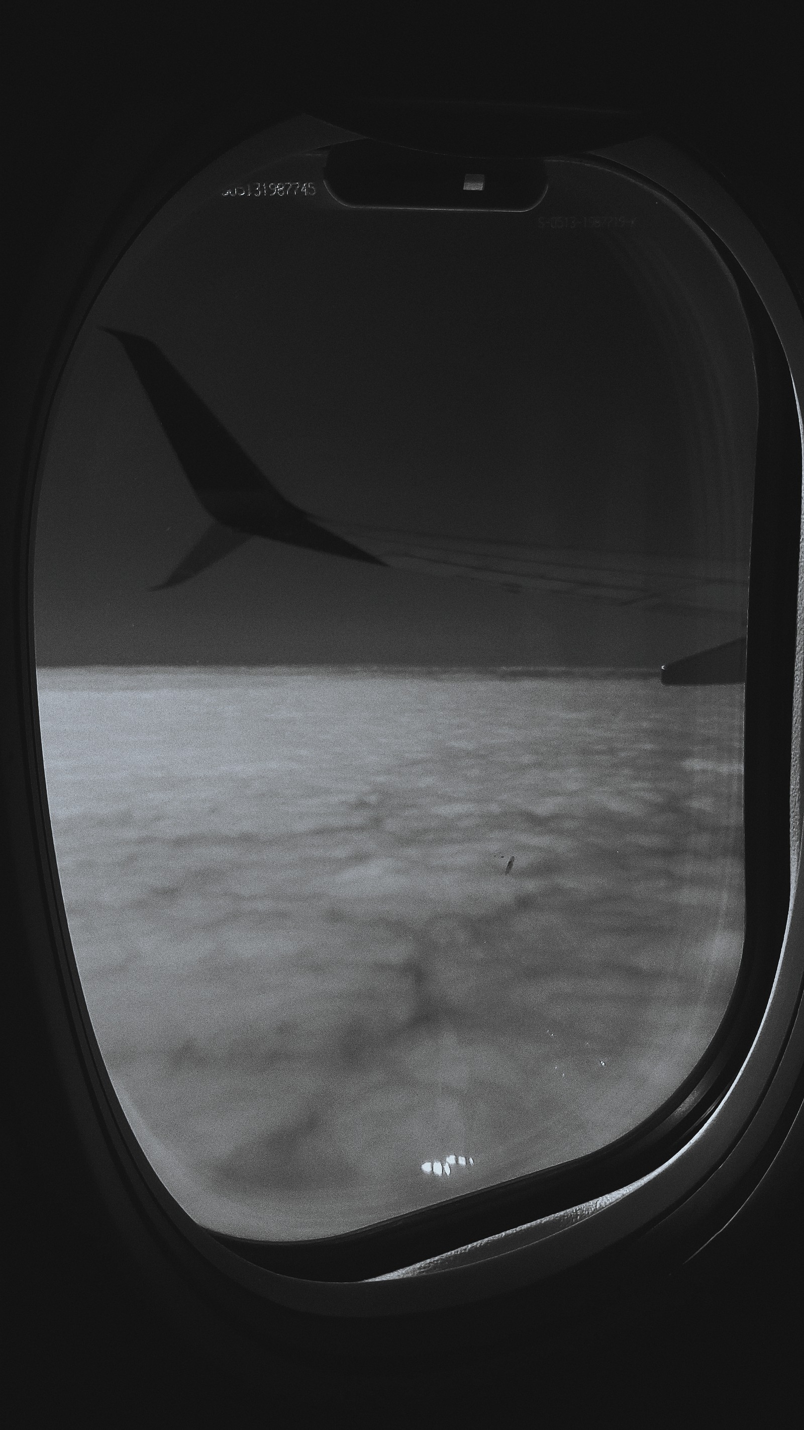 Vue d'une fenêtre d'avion sur le ciel (esthétique, avion, noir, nuages, lofi)