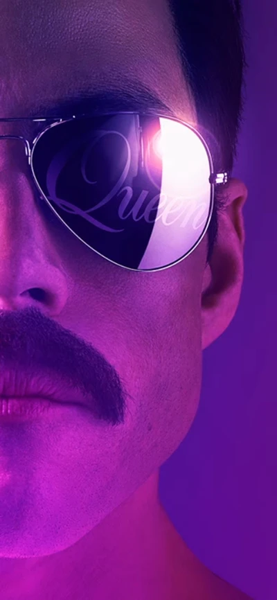 Freddie Mercury in Sonnenbrille, die "Queen" im Neonlicht reflektiert