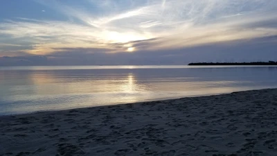 Gelassener Sonnenaufgang in Belize über ruhigem Meer