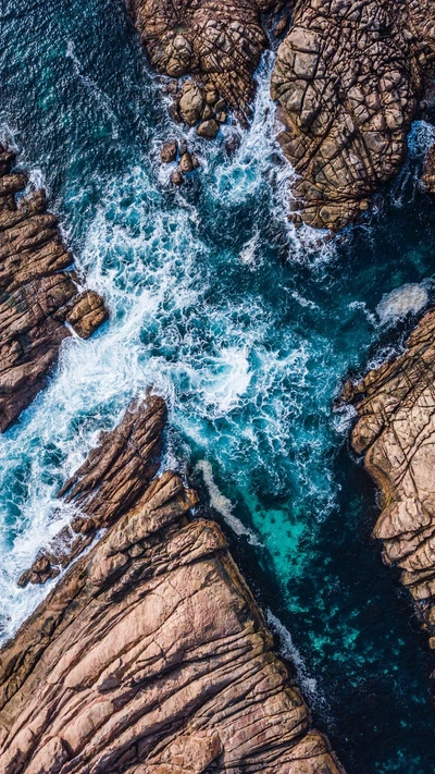 Ondas do oceano batendo contra costas rochosas