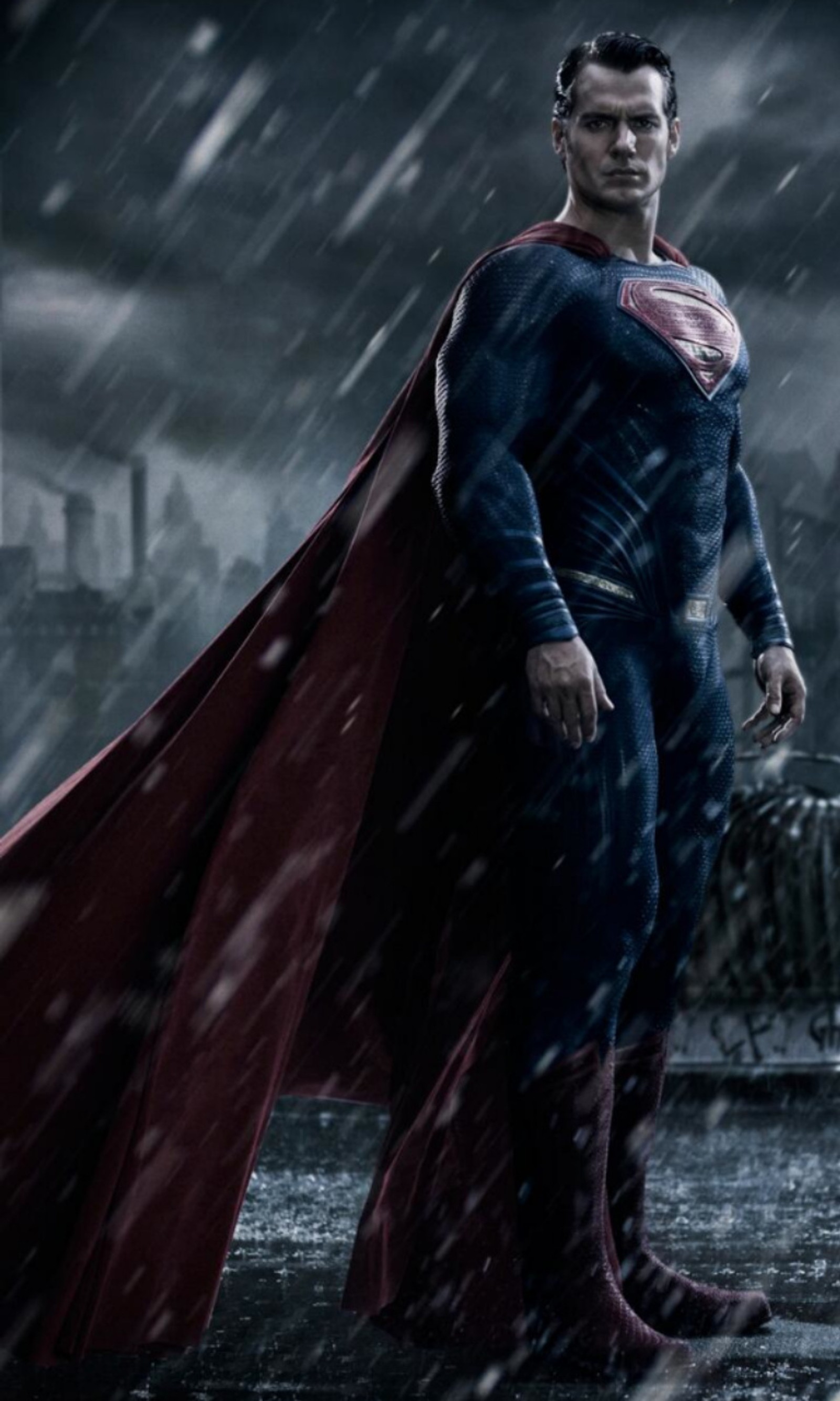 Un hombre con un traje de superman de pie bajo la lluvia (clark kent, henry cavil, héroe, película, superman)