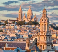 Ville européenne pittoresque avec basilique emblématique au coucher du soleil