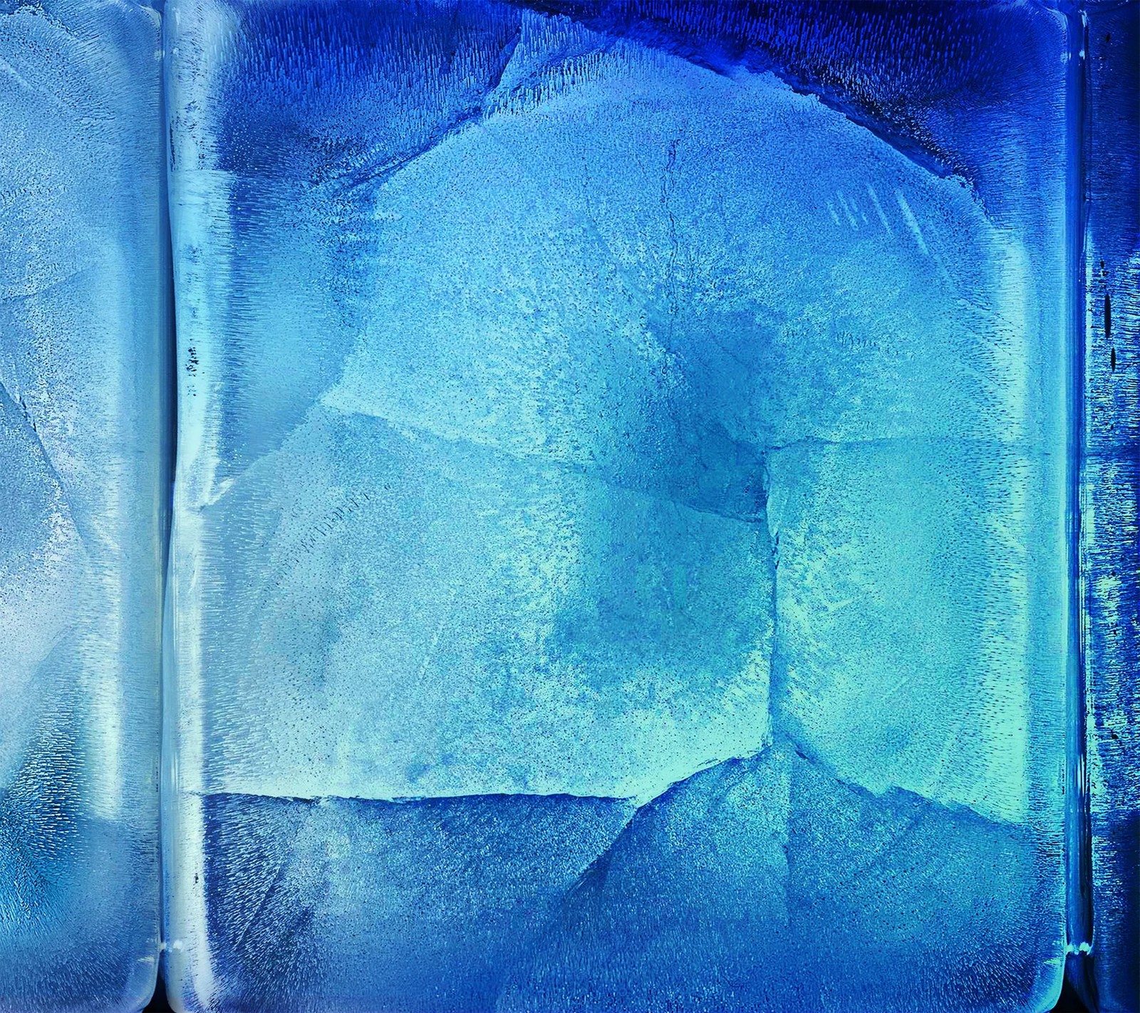 Il y a un cube de glace bleu sur un fond bleu (abstrait, bleu, galaxie, galaxy a8, samsung)