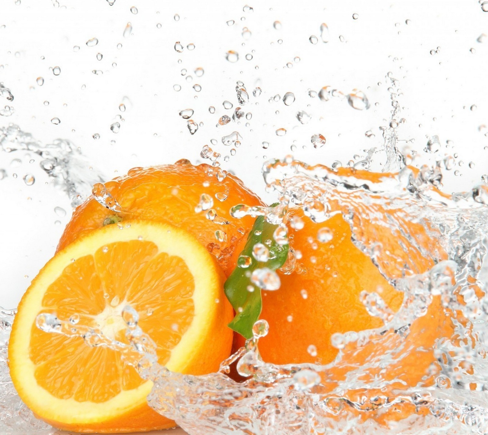 Une orange et une tranche d'orange éclaboussées d'eau (frais, fruit, nature, orange, eau)