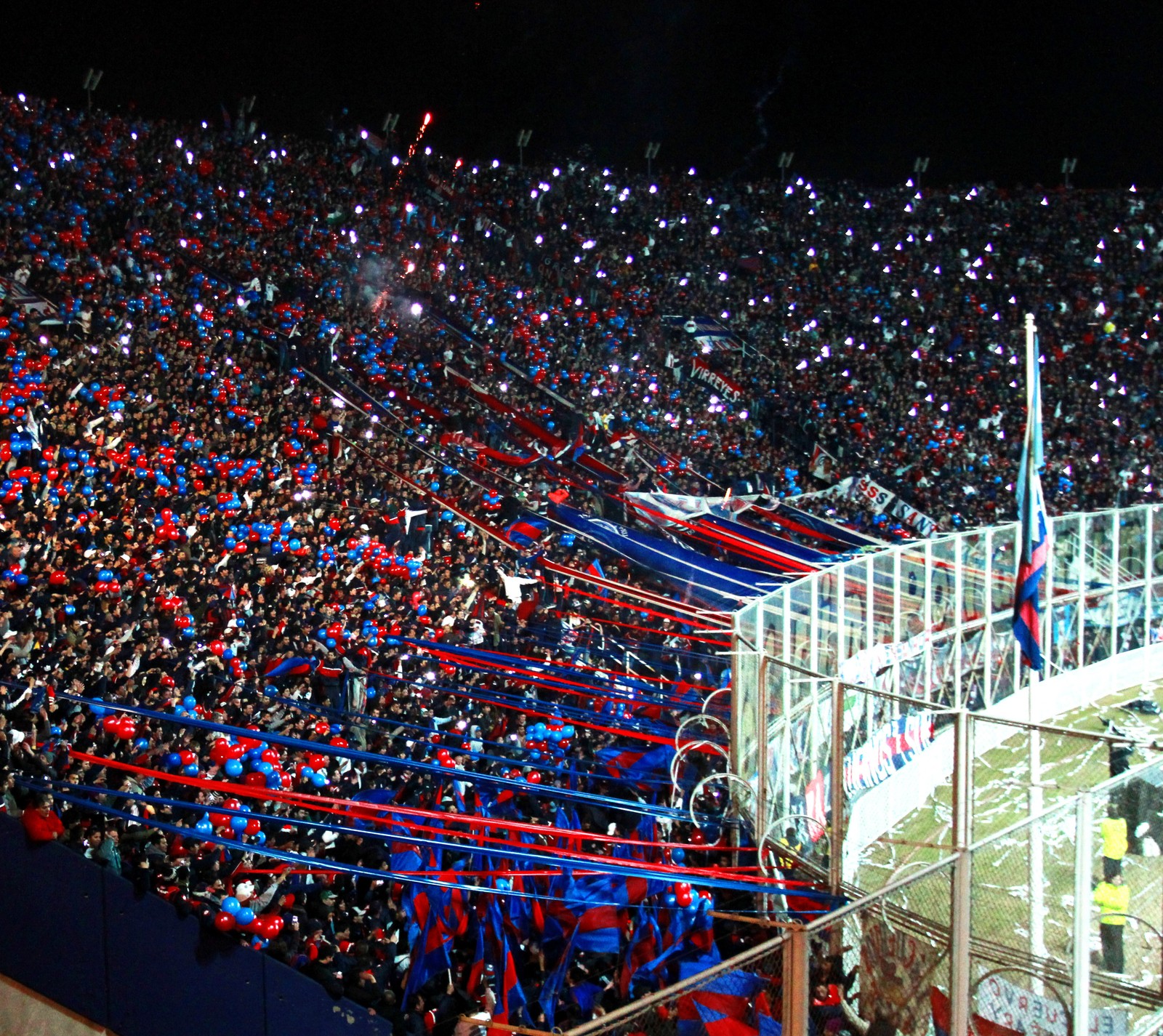 Des foules de personnes regardant un match de football dans un stade (fans, hinchada, san lorenzo)