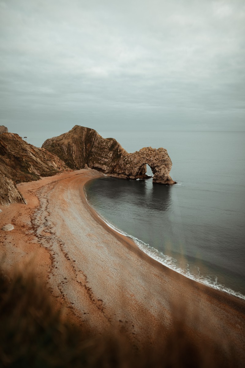 Песчаный пляж с скалами в воде (море, берег, утес, природный пейзаж, волна)