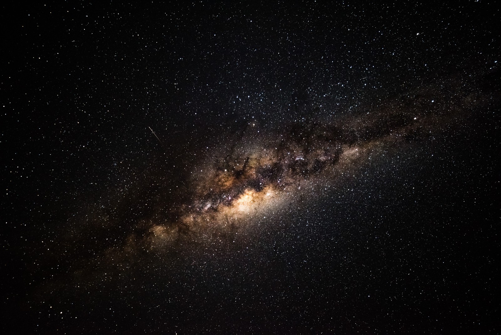 Uma vista da via láctea do chão (via láctea, galáxia, astronomia, objeto astronômico, escuridão)