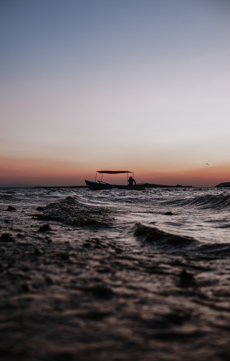 Маленький самолет летит над водой (море, океан, nokia 5800 xpressmusic, горизонт, водоем)