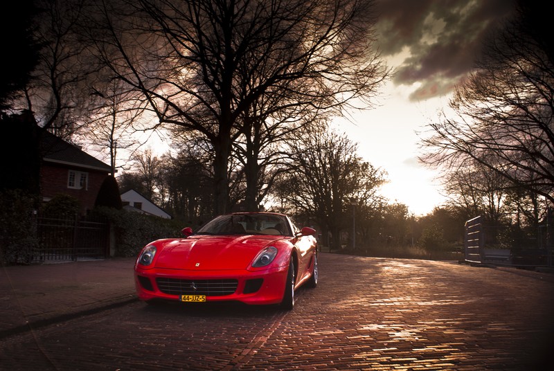 Красный спортивный автомобиль припаркован на мощеной дороге (ferrari 599 gtb fiorano, машина, суперкар, красный, спортивный автомобиль)