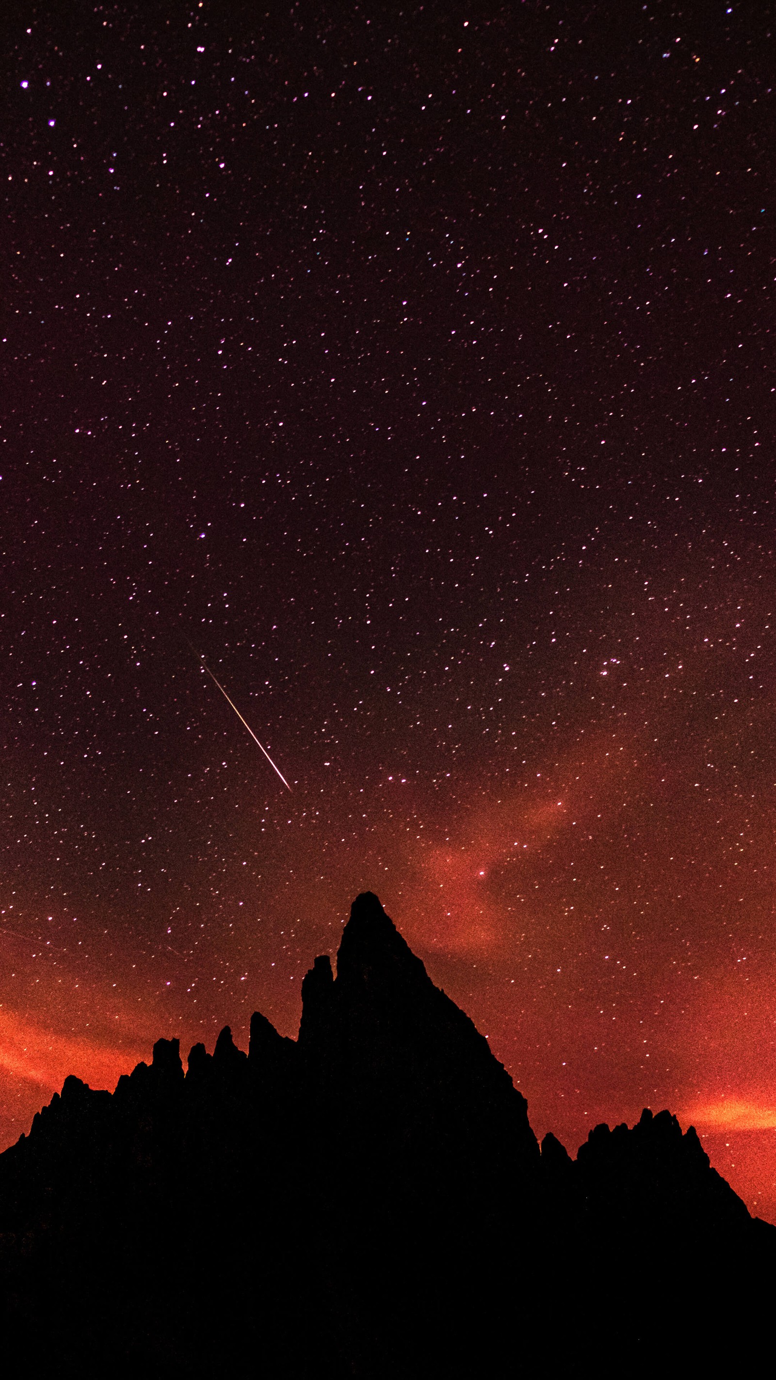 Céu estrelado com uma estrela cadente ao longe. (natureza, astronomia, espaço, estrela, atmosfera)