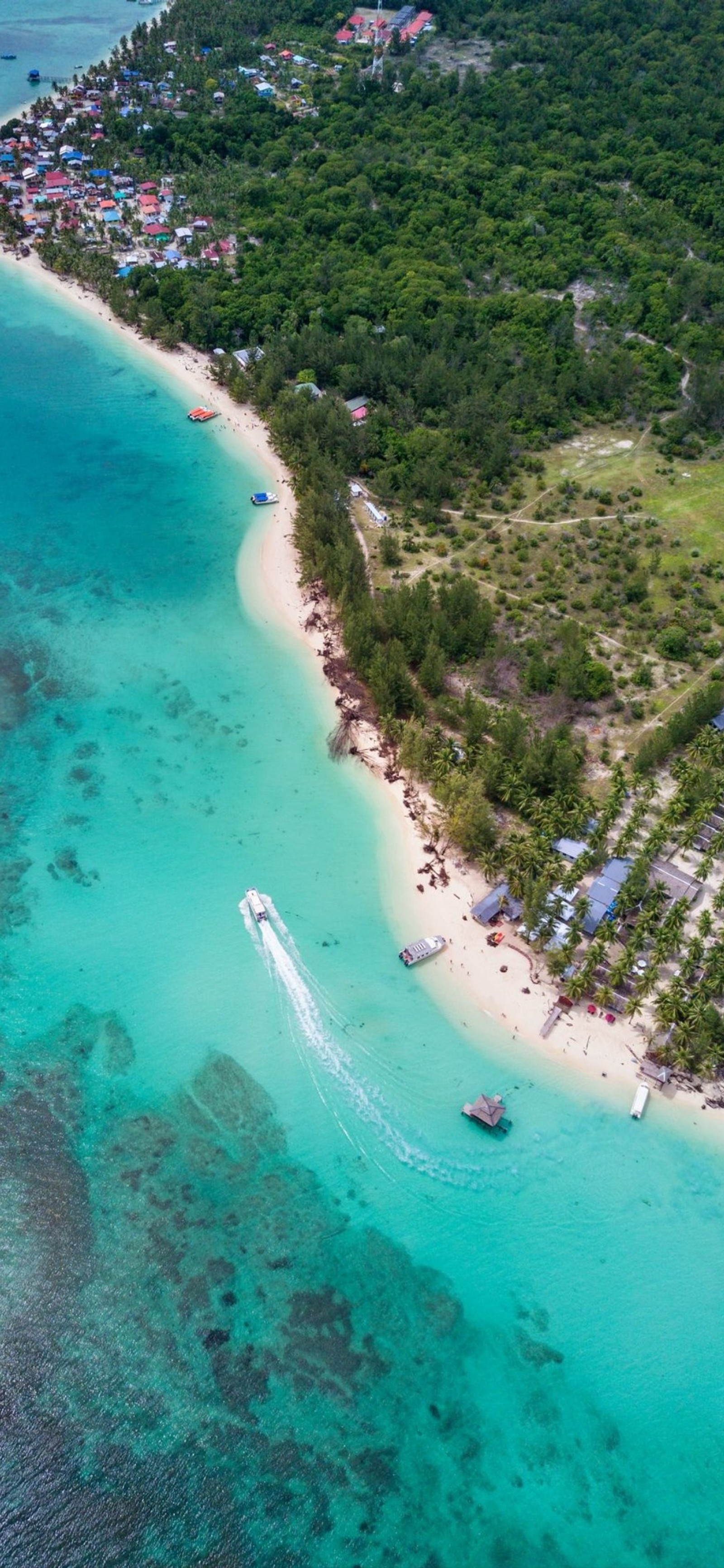 Vista aérea de uma praia com um barco e uma pequena ilha (costa, praia, mar, promontório, enseada)