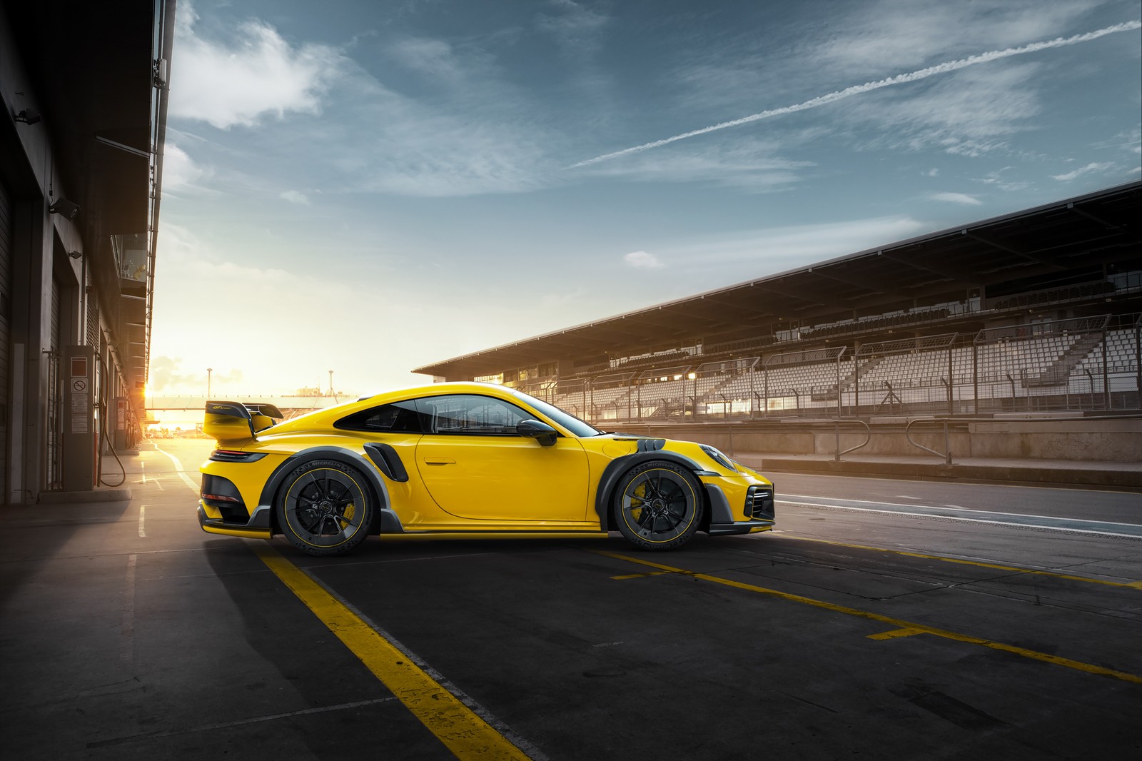 Un porsche gts amarillo estacionado en un aparcamiento al atardecer (techart porsche gtstreet r, coches deportivos, 2021, coches, fondo de pantalla 4k)