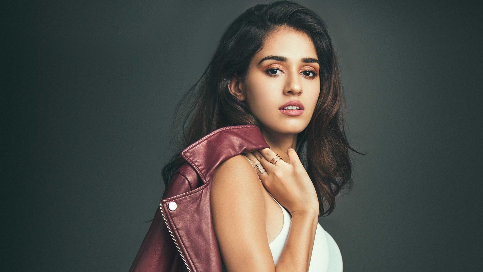 Eine frau in einem weißen oberteil und einer roten jacke (disha patani, prominente, schauspielerin, bollywood, brünette)