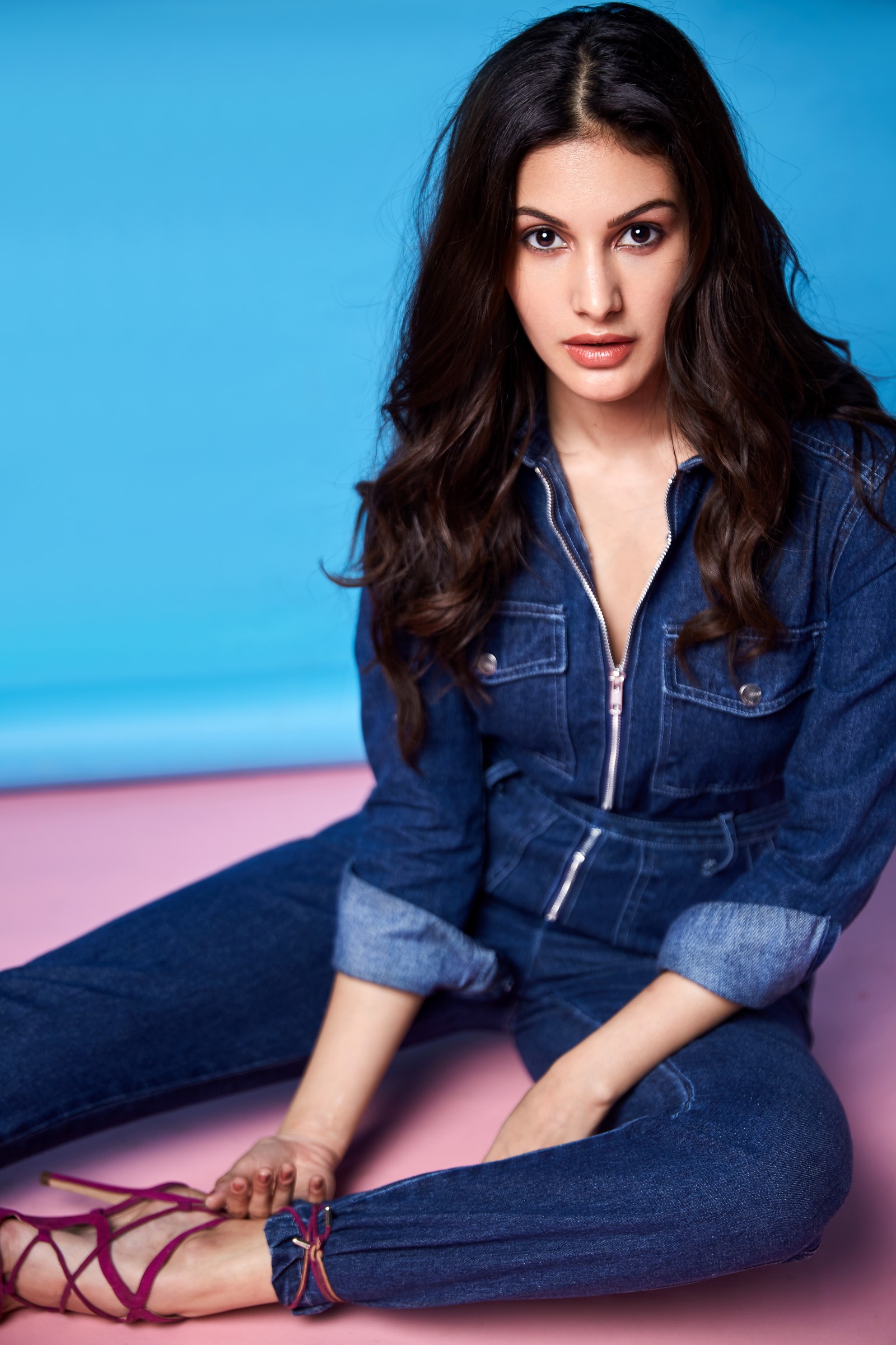 Photo d'une femme assise sur une surface rose (amyra dastur, actrice indienne, portrait, belle actrice, actrice de bollywood)