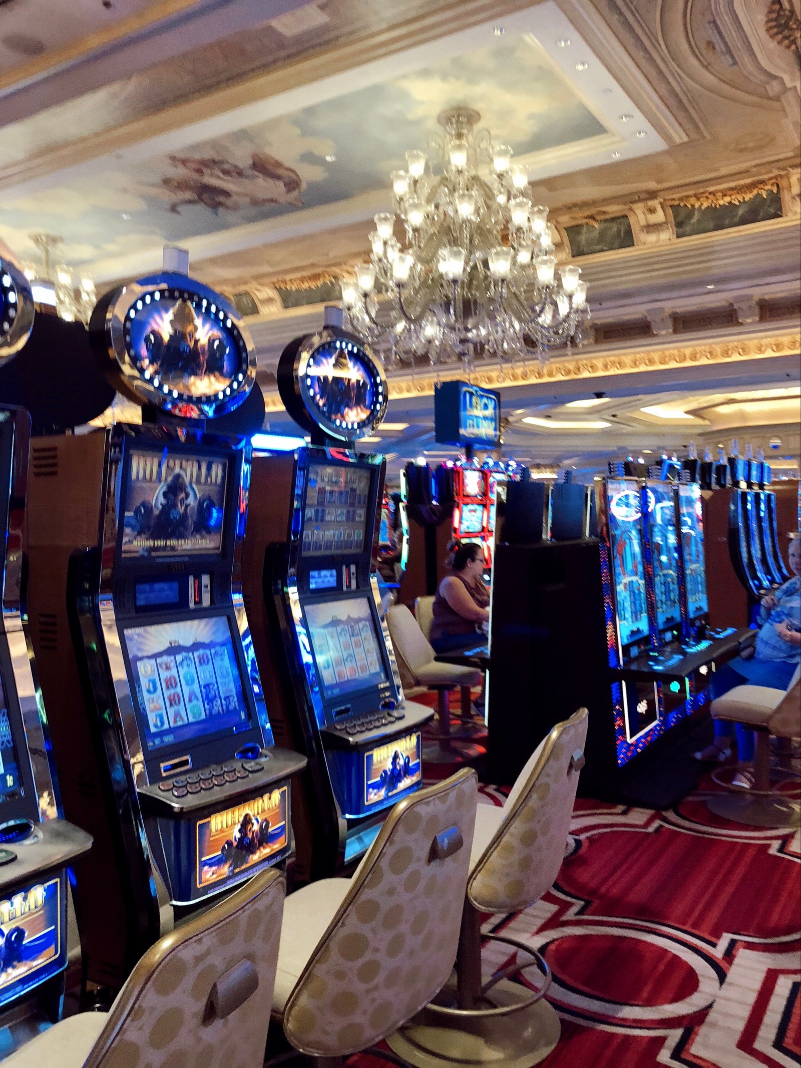 Es gibt viele spielautomaten im casino-raum dieses hotels. (las vegas, usa, casino, wissenschaft, physik)