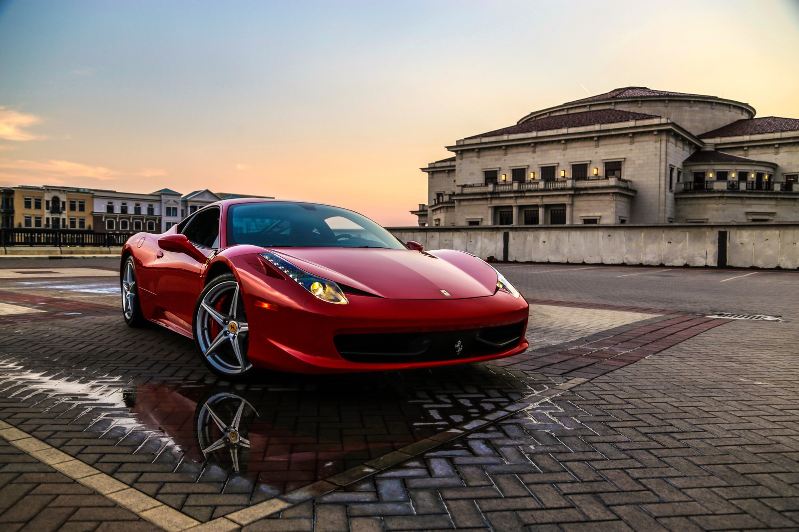 Voiture de sport rouge garée sur une route en briques devant un bâtiment (ferrari 458, voiture de sport, voiture, supersportive, coup)