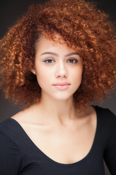 Nathalie Emmanuel: Atemberaubendes Nahaufnahme-Porträt einer britischen Schauspielerin