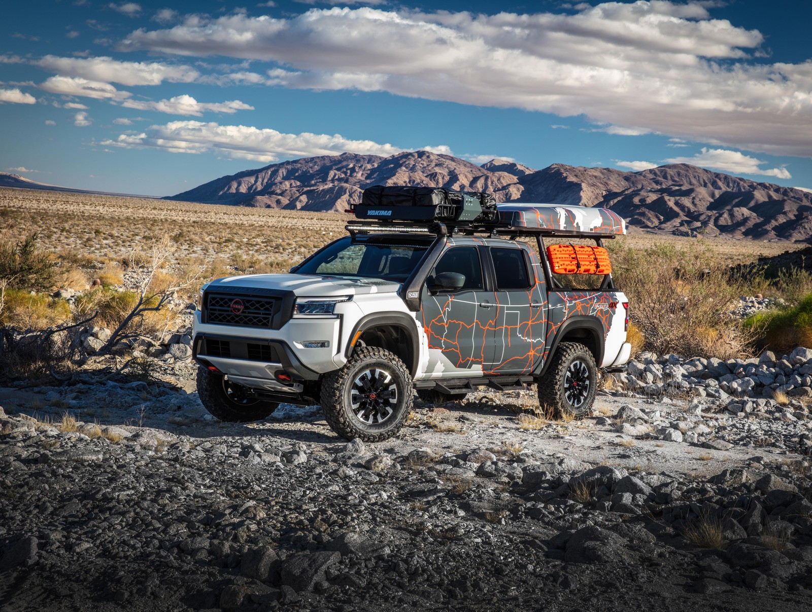 Una camioneta blanca con una casa rodante en la parte trasera estacionada en el desierto (nissan frontier project adventure, suv todoterreno, todoterreno, 5k, 8k)