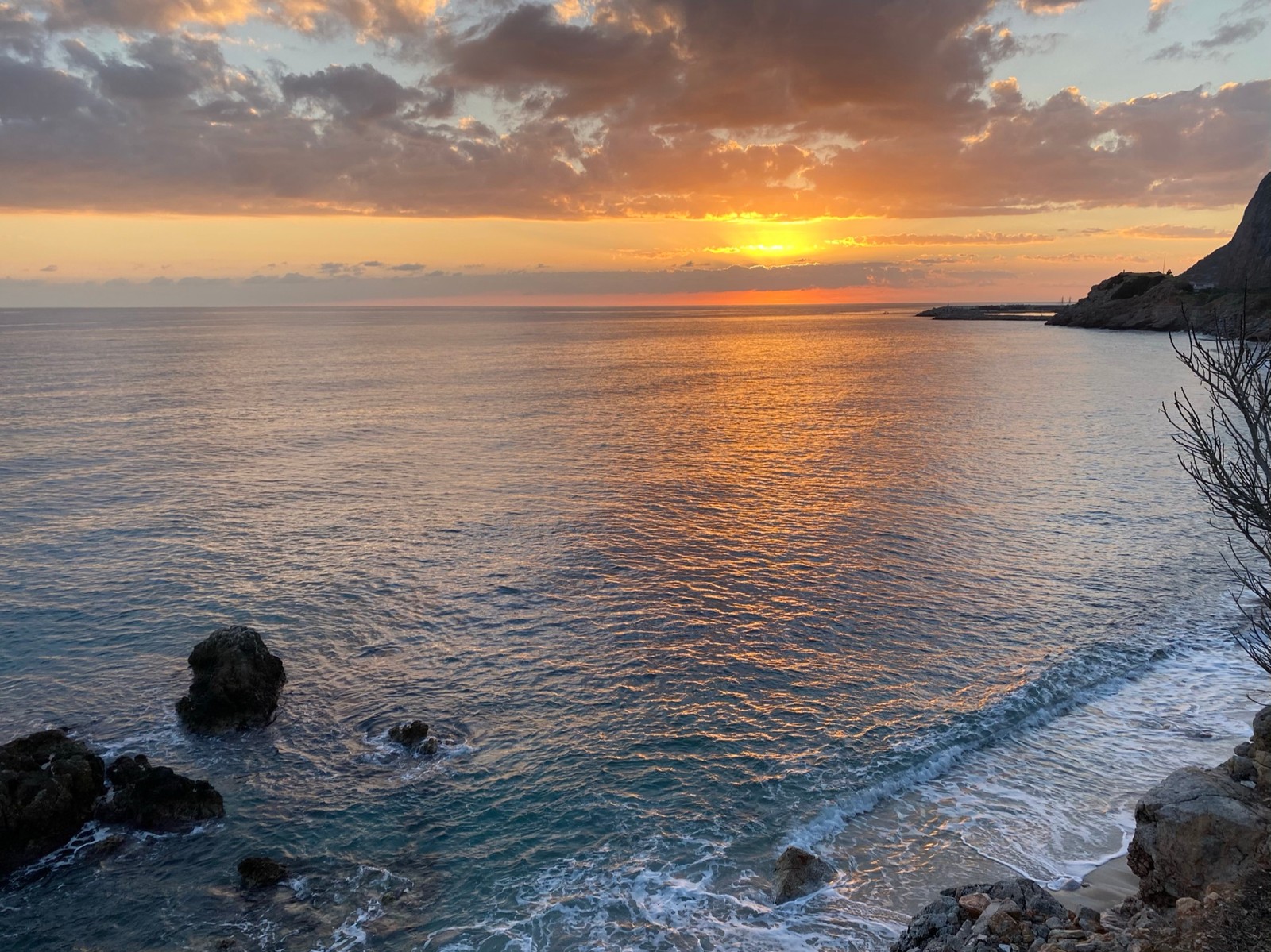 Coucher de soleil sur l'océan avec une côte rocheuse et une falaise (mer, eau, nuage, atmosphère, ressources en eau)