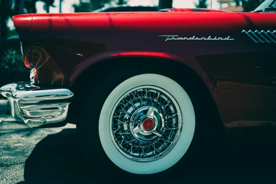 Ford Thunderbird classique avec une élégante roue à rayons en fil et un charme vintage.