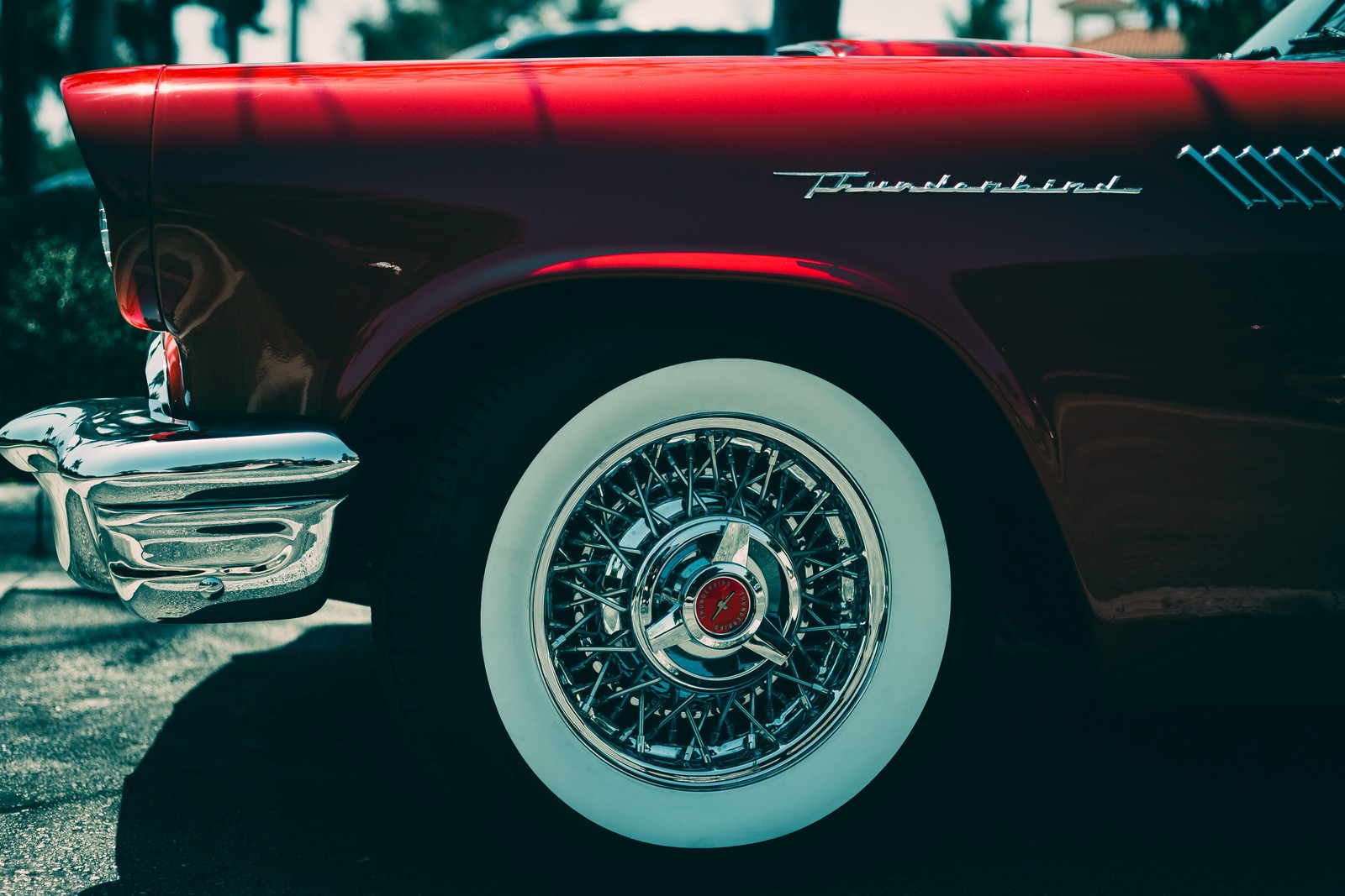 Um close de um carro vermelho com uma roda branca. (ford thunderbird, carro, ford, pneu, clássico)