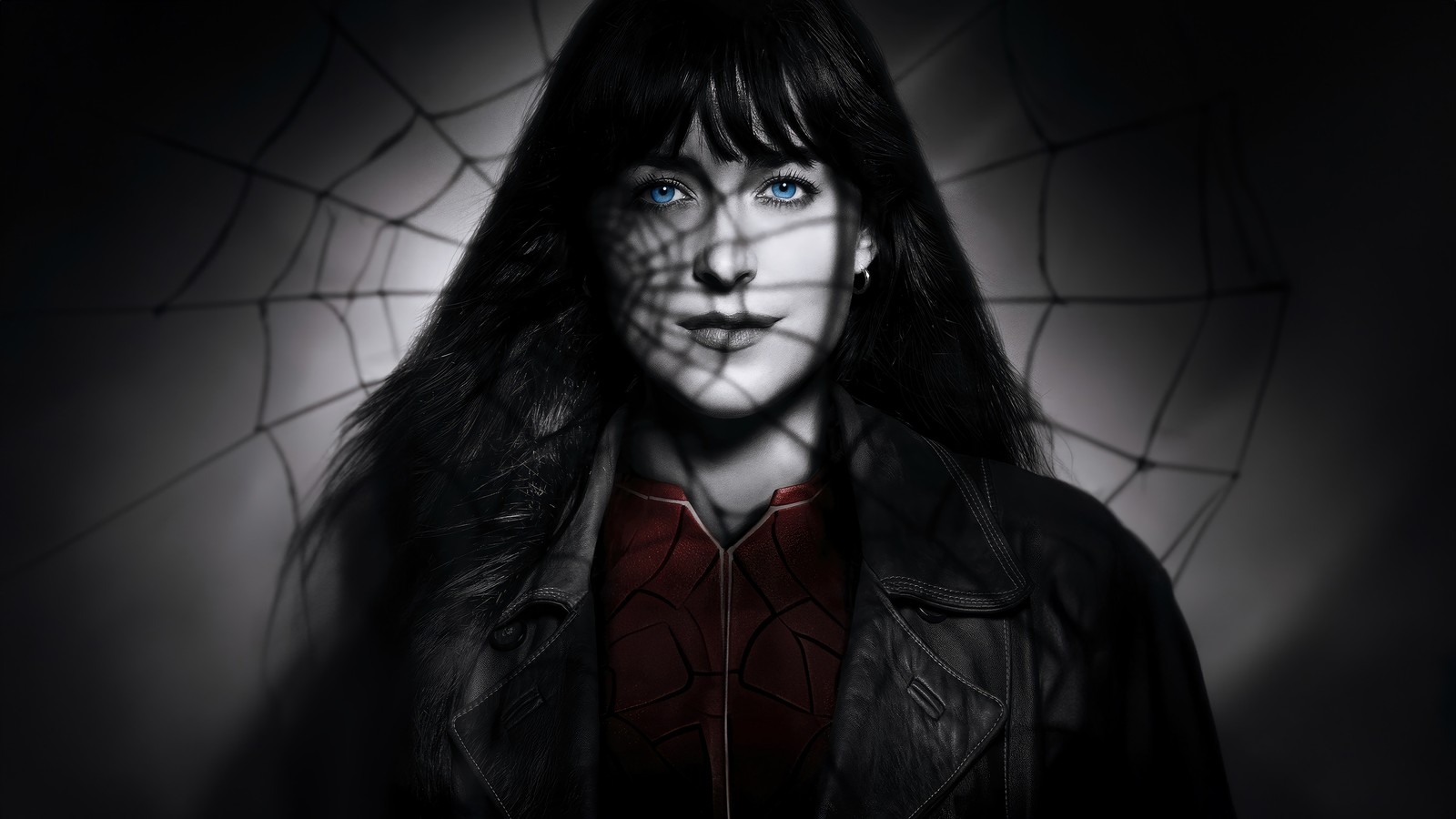 Un gros plan d'une femme avec une toile d'araignée sur le visage (madame web, film, marvel, cassandra webb, dakota johnson)