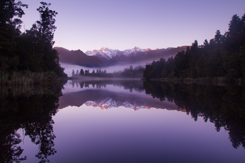 Вид на озеро с горой на заднем плане (озеро матесон, новая зеландия, new zealand, зеркальное озеро, отражение)