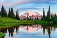 Reflexão deslumbrante do Monte Rainier no Lago Tipsoo na natureza