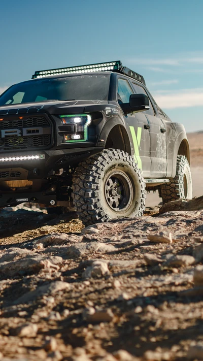 Camión Ford Raptor todoterreno en terreno accidentado