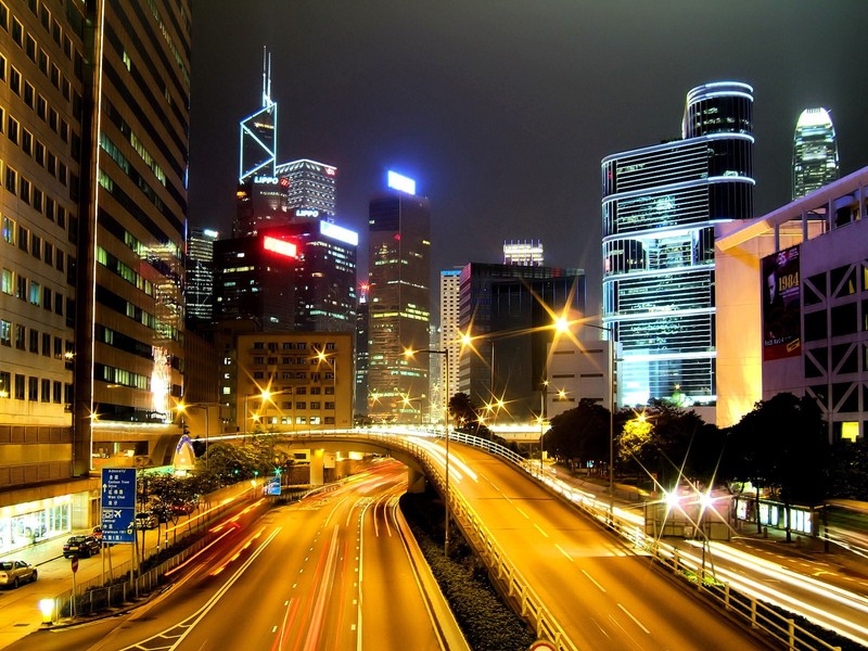 Ночной вид города с автомагистралью и несколькими зданиями (гонконг, hong kong, город, городской пейзаж, городская территория)