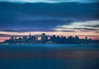 Horizonte de San Francisco al anochecer: Un paisaje urbano al atardecer