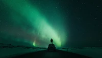 Silueta contra la majestuosa aurora boreal