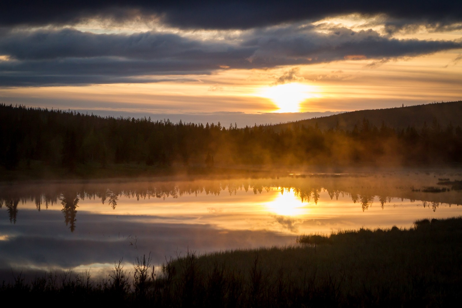 Panoramablick auf einen see mit einem sonnenuntergang im hintergrund (sonnenuntergang, morgendämmerung, abend, morgen, sonnenaufgang)