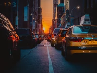 Trafic du soir avec coucher de soleil au Empire State Building