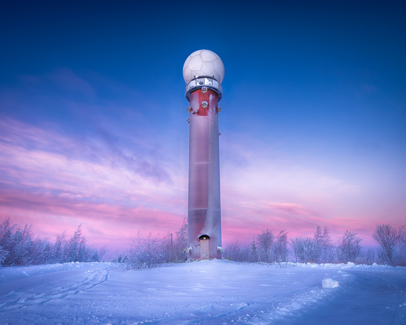 Eine verschneite landschaft mit einem rot-weißen leuchtturm in der mitte (radar tower, winter, schneebedeckt, lila himmel, sonnenaufgang)